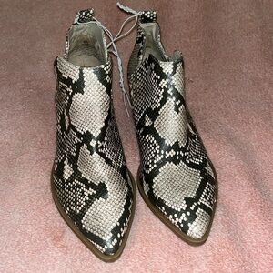 Brand new with tags Universal Thread ankle booties